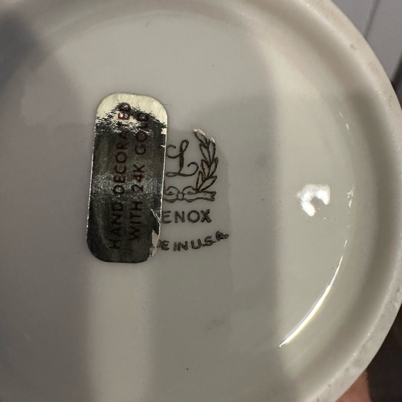 LENOX IVORY VASE WITH EMBOSSED FLOWERS GOLD TRIM 7 in - Picture 4 of 5